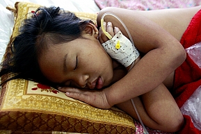 Согласно неофициальным данным, камбоджийские дети стали жертвами множественной инфекции и неадекватного лечения