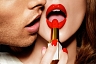 Красная помада на губах женщины возбуждает интерес мужчин